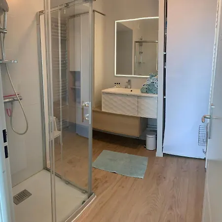 Face Pieds Dans L'eau Appartement